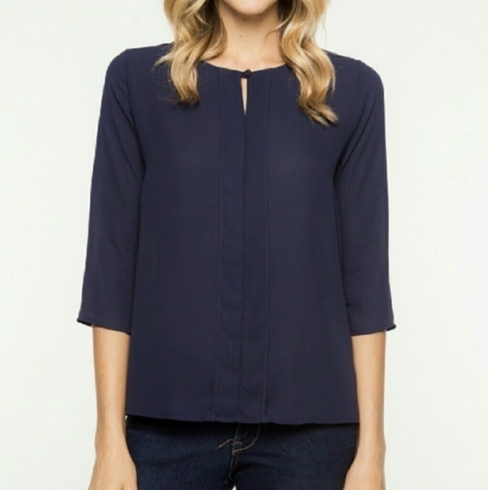 Elegant Front Keyhole top 💙 - Picture 2 of 3